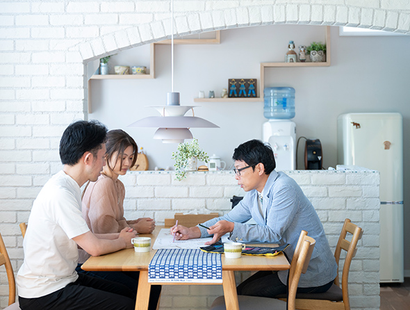 不動産スタッフがいるので売却や中古物件探しもサポート可能