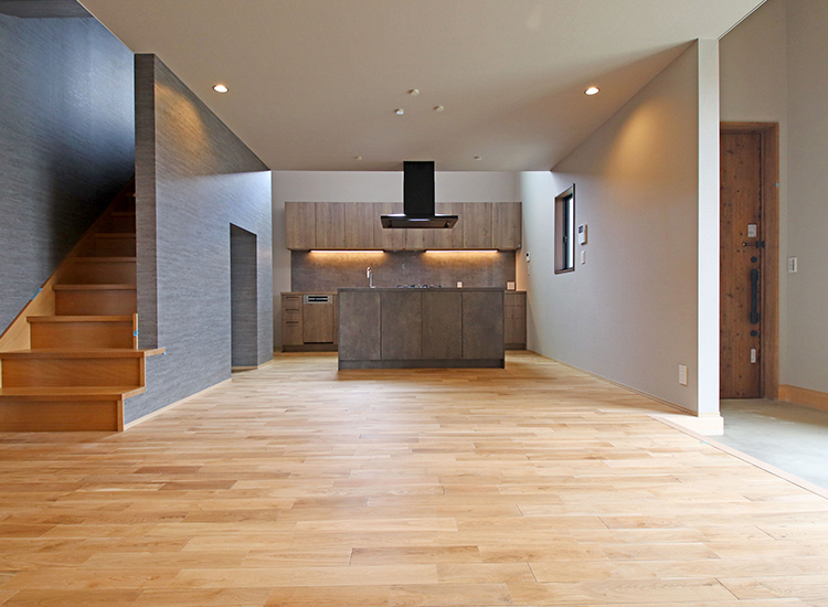 ２つの家族を結ぶ、無垢の二世帯住宅
