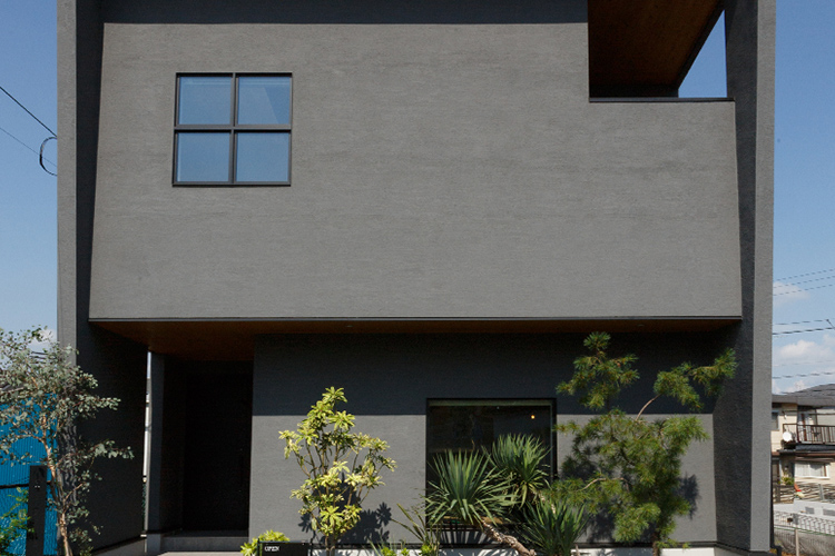 シンプルな内装に古道具が映える隠れ家のようなプライベートサロン