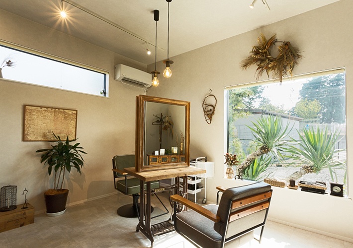 シンプルな内装に古道具が映える隠れ家のようなプライベートサロン