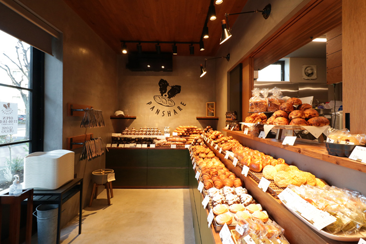 シックな内装でパンが引き立つこだわりの詰まったベーカリー