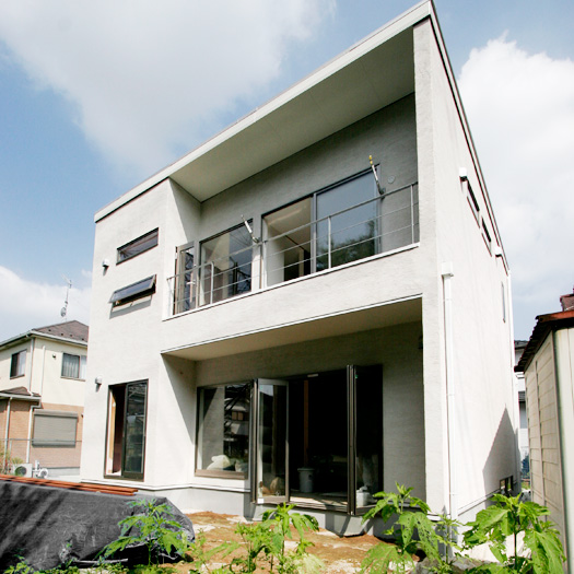 リゾートのようなウッドデッキ！グラフィックデザイナーのモダンな家