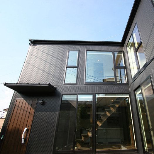 大きな窓から光が降り注ぐ上質なモダンデザイン住宅