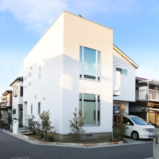 自然素材で創った6LDKのモダンな2世帯注文住宅