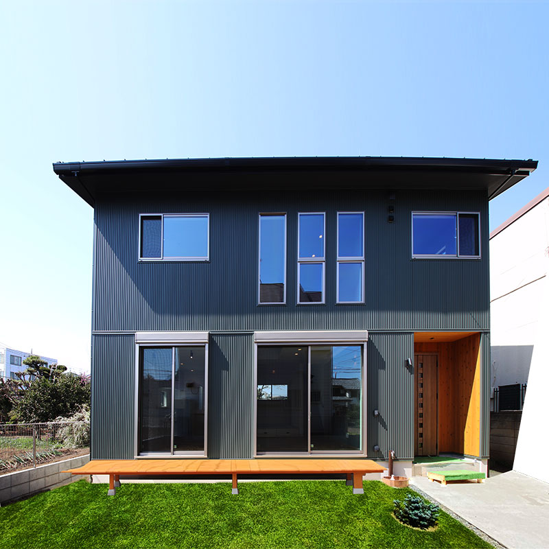 ウッドデッキと収納上手な暮らしの無垢の家