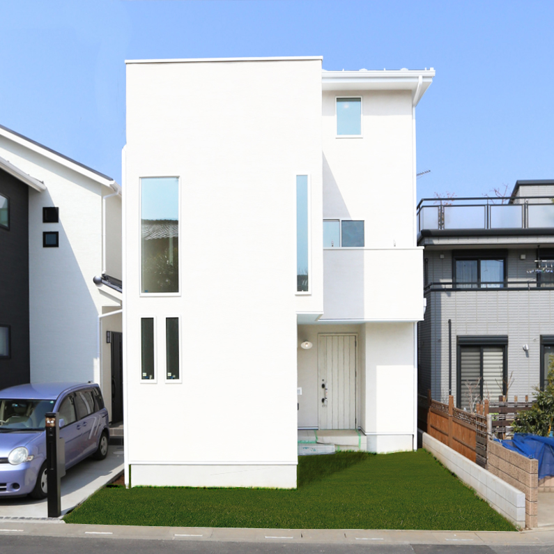 開放的な2階リビング。モダンデザインの白い家