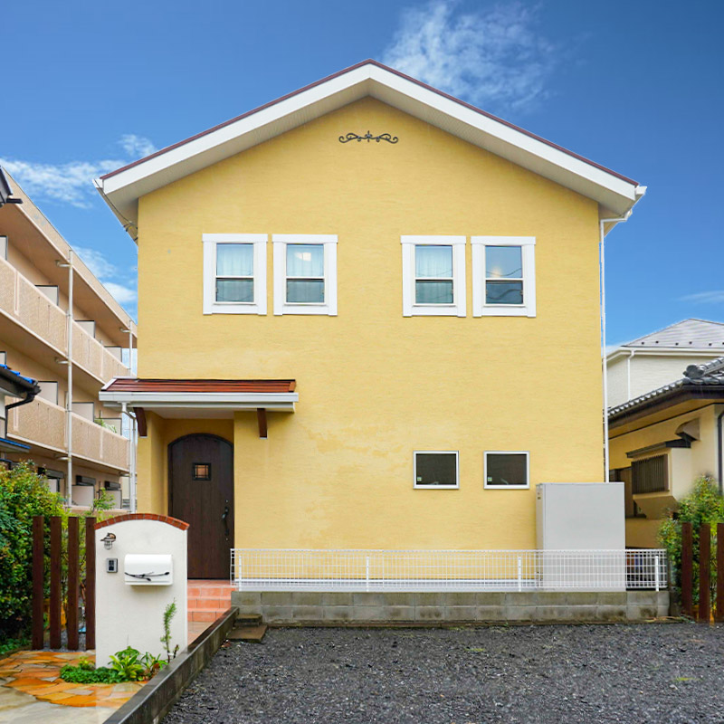 テラコッタ調の屋根が可愛いプロヴァンススタイルの家