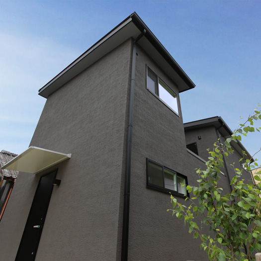 中庭から拡がる光と風が快適な洗練されたシンプルモダンな家