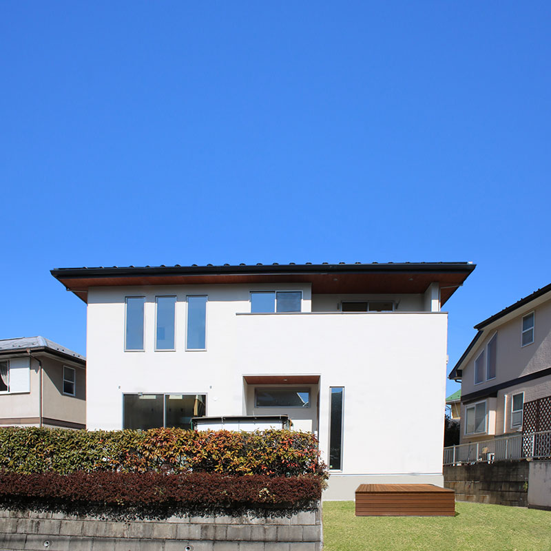 木の温もりを感じる家事室のある白い無垢の家