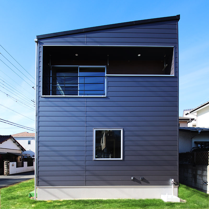 勾配天井の2階リビングのあるナチュラルモダンの無垢の家