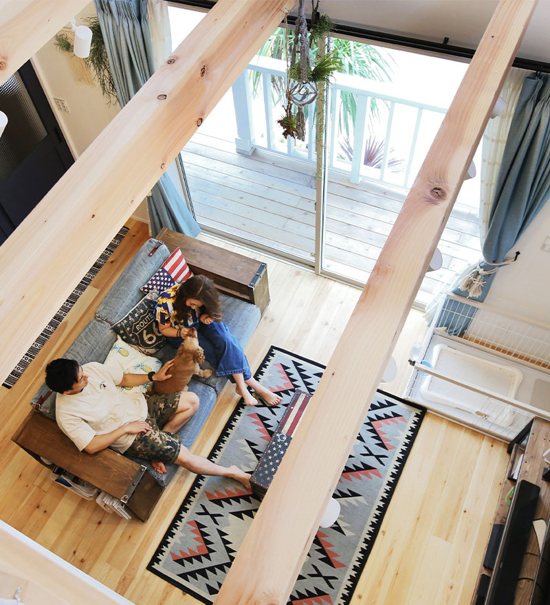 吹き抜けのあるミニマルライフが叶うナチュラルモダンな無垢の家