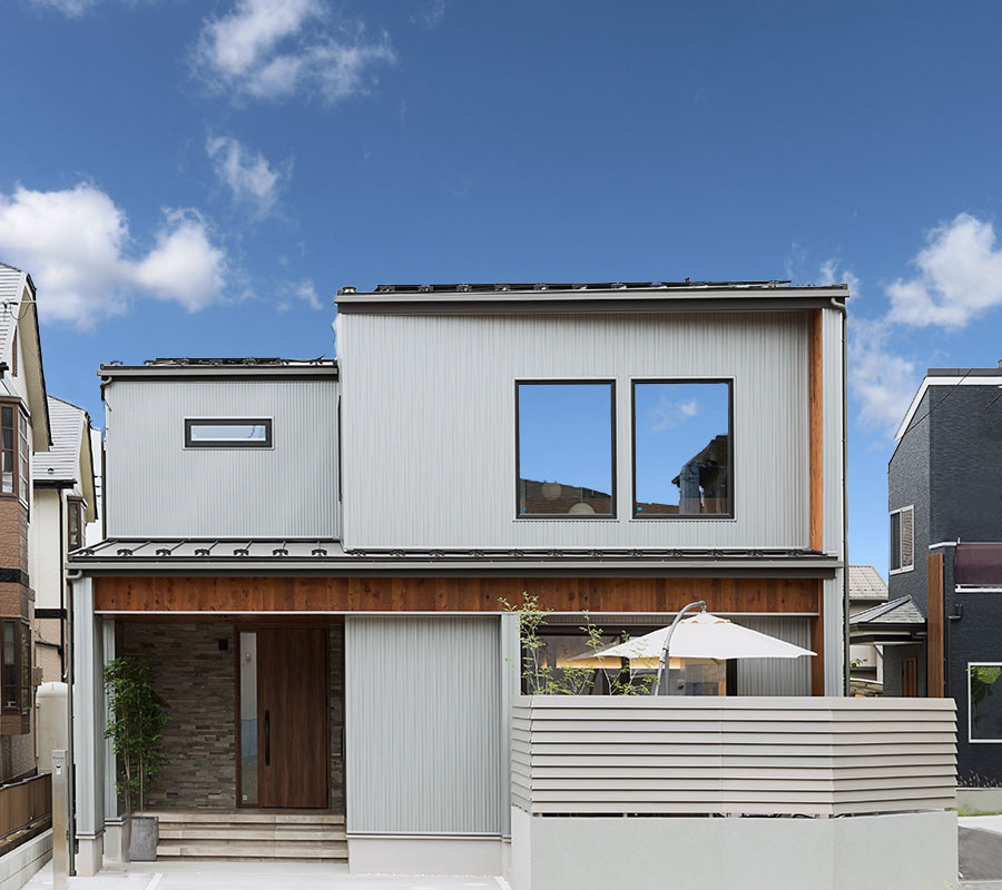 開放的な吹き抜け空間のあるアーバンリゾートな無垢の家 オーナー様宅見学会