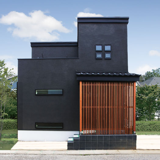 黒と無垢材にこだわった古民家風の和モダン住宅