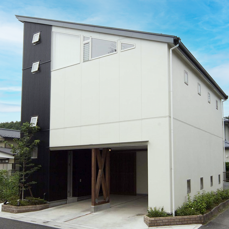 やわらかい光と風が通り抜ける中庭がある家