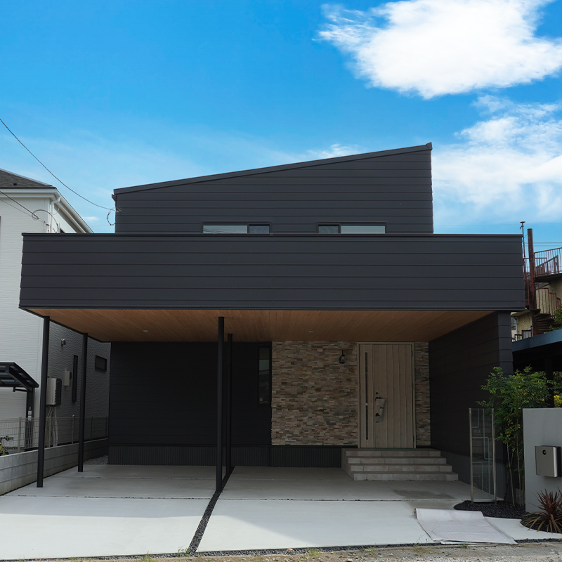 開放的なリビングで優雅に寛ぐラグジュアリーモダンな無垢の家