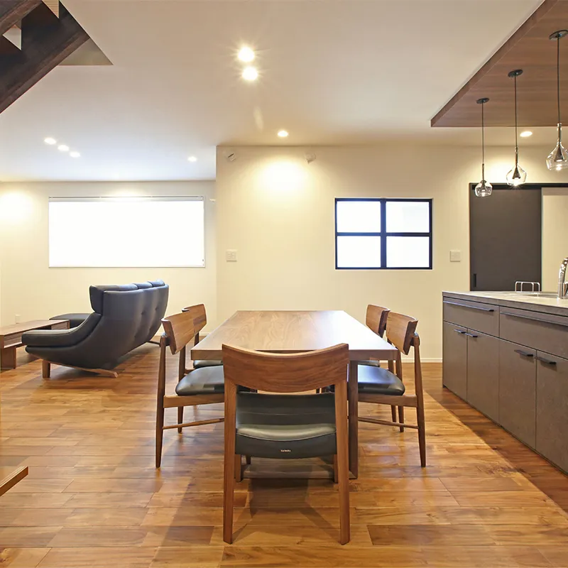 スキップフロアで収納力抜群の大人シックな家