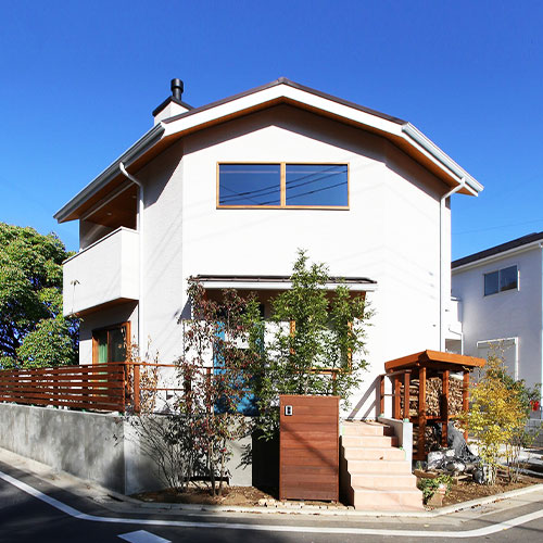 ナチュラルモダンなアトリエカフェがある店舗併用住宅