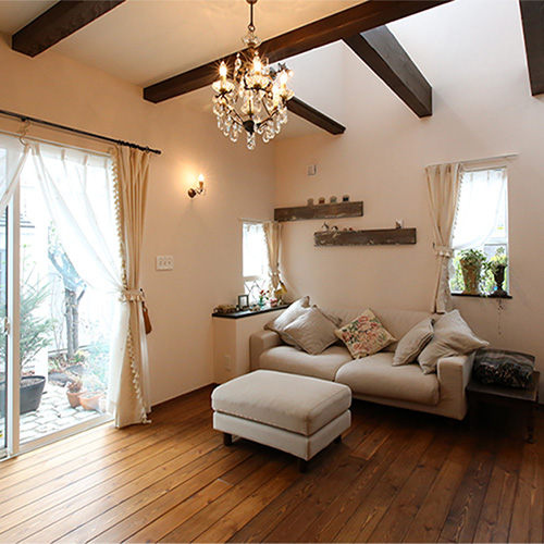 アンティーク家具に合わせたシャビーシックな家