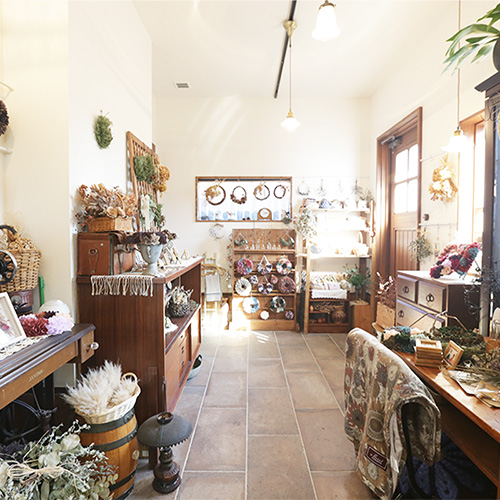 アンティークと自然素材に囲まれた雑貨屋
