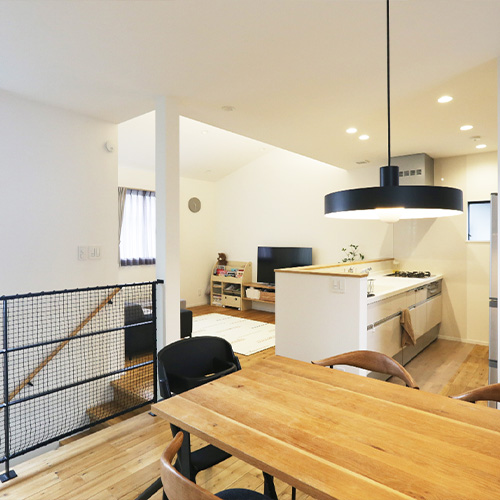 動線スムーズな2階リビングのスタイリッシュ住宅