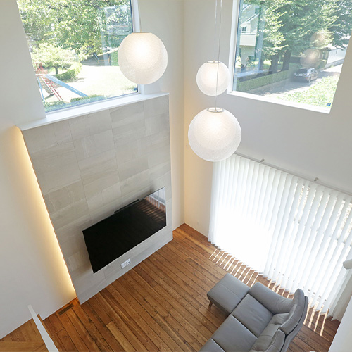 高級感ある吹き抜けリビングのホテルライクな家