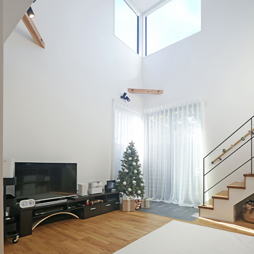 空が見える吹き抜けがあるインダストリアルな家