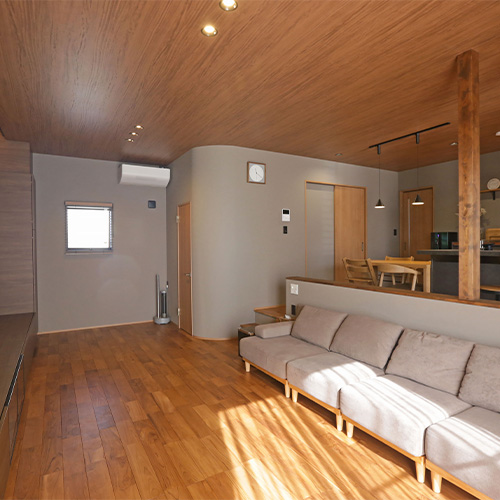 おこもり感が心地よい自然素材住宅