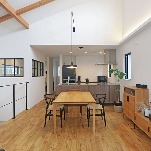 借景窓で四季を感じるワークスペースがある家