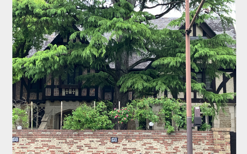 和に溶け込む素敵な洋館