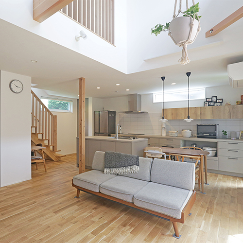 開放的な吹き抜けリビングの家