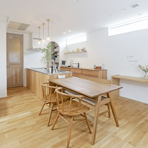 無垢材と真鍮とガラスの素材感にこだわった家