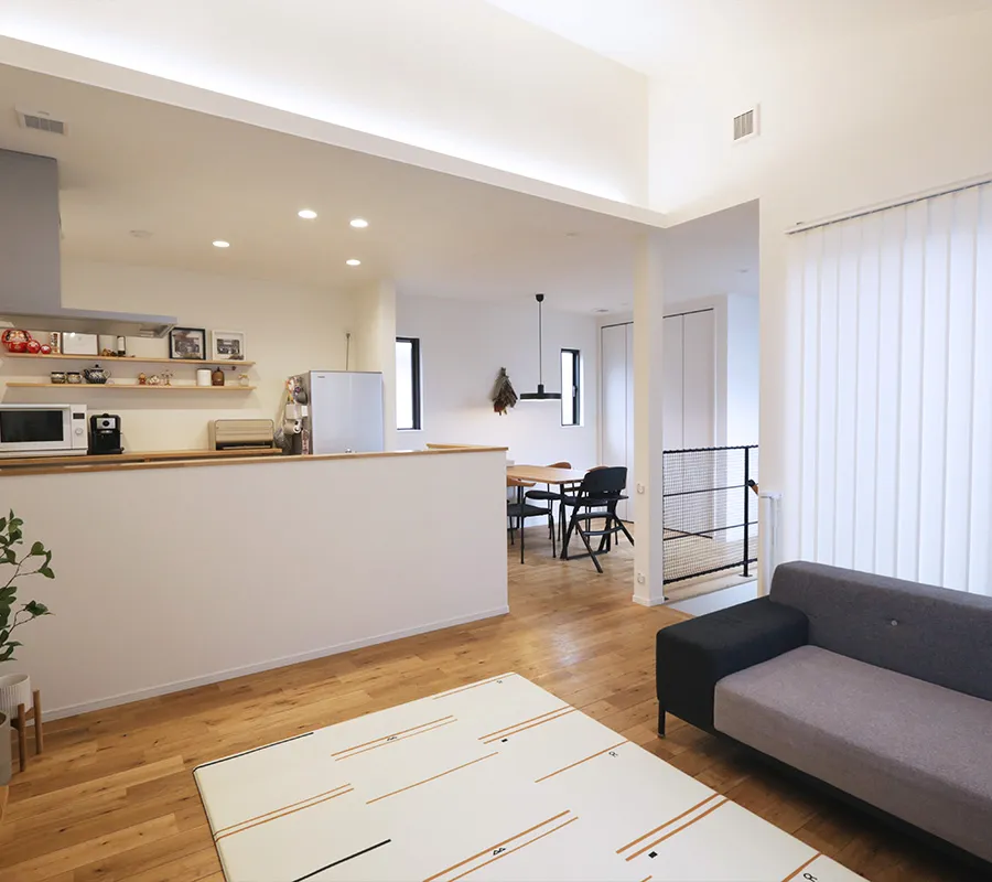 リビングにファミリーライブラリーがある2階建ての家