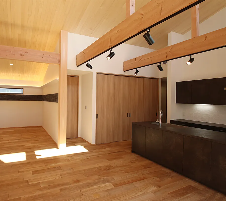 勾配天井の2階リビングがある店舗併用住宅