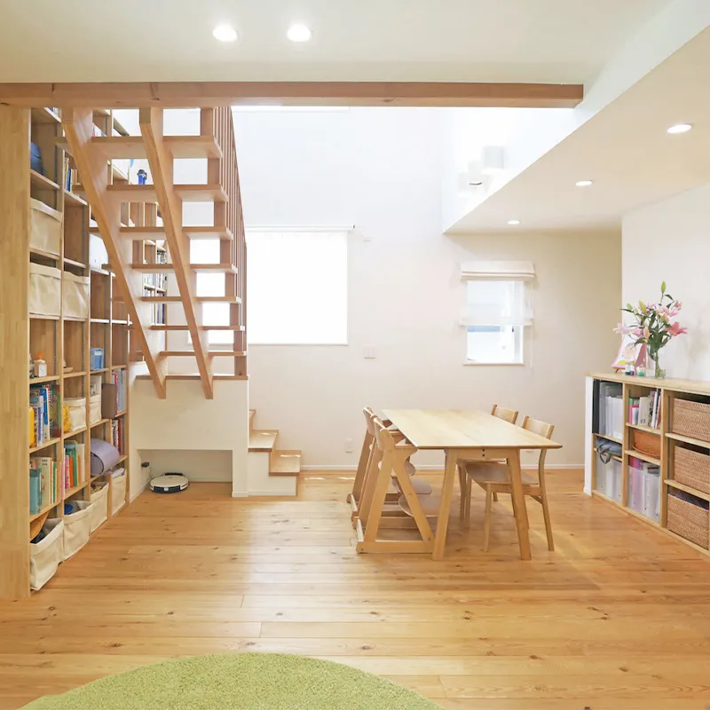 ブックカフェのような空間が広がるナチュラルモダンの家