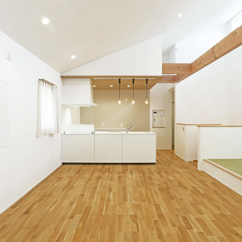 小上がりでくつろぐ2階リビングの家