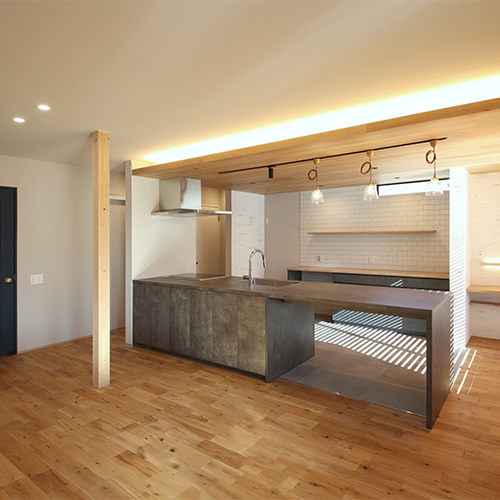 無垢材の中にカッコイイと可愛いが共存する家