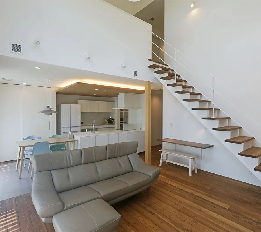 回遊動線が便利な吹き抜けリビングの家