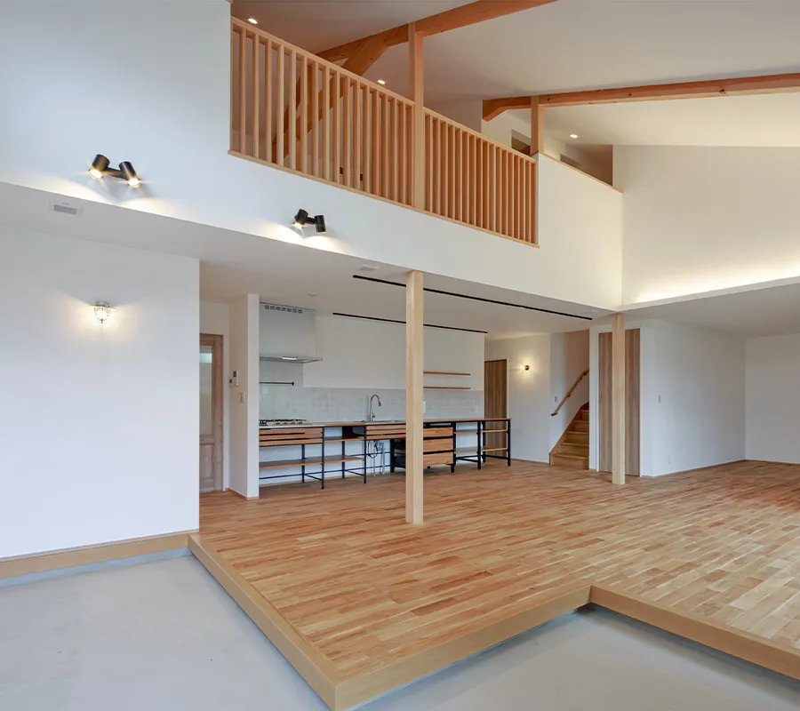 広々開放的なLDKでくつろぐ平屋のような二階建て住宅