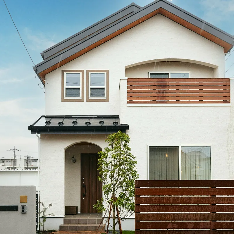 ダイニングの吹き抜けに朝日が差し込む家