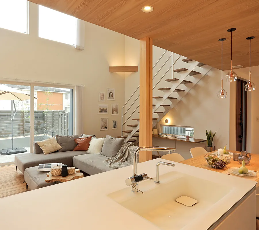 カバードポーチと吹き抜けがある開放的な家