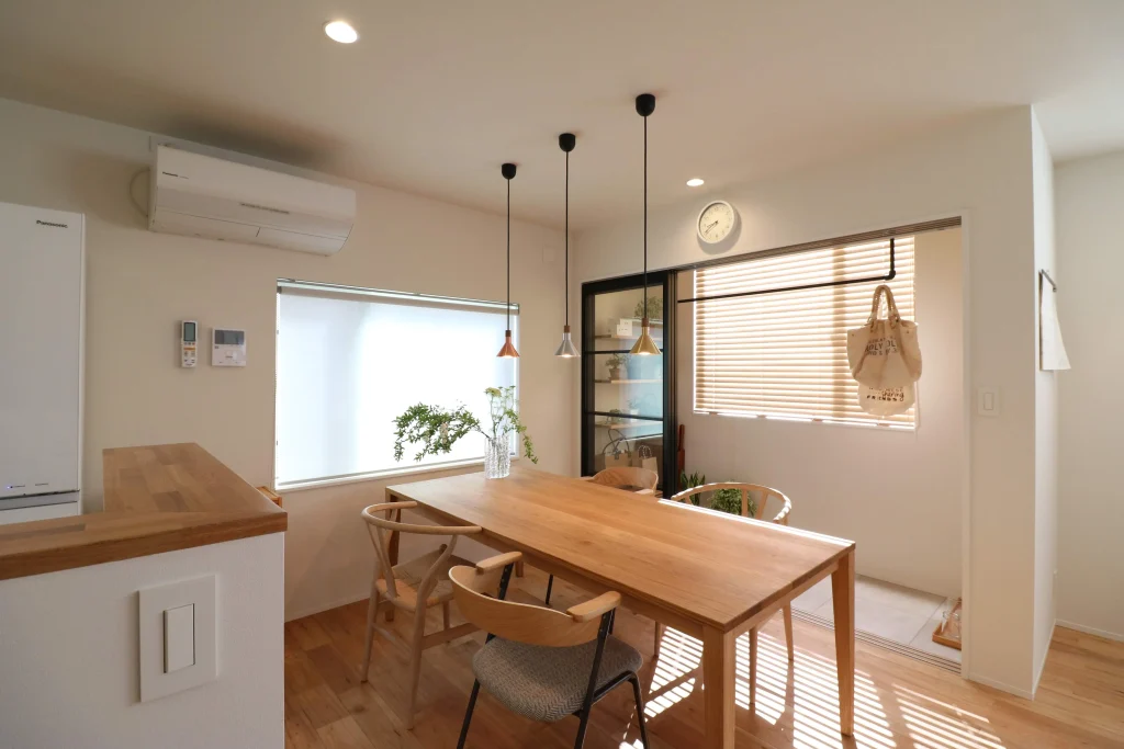 インナーテラスのそばで緑を感じるダイニング。