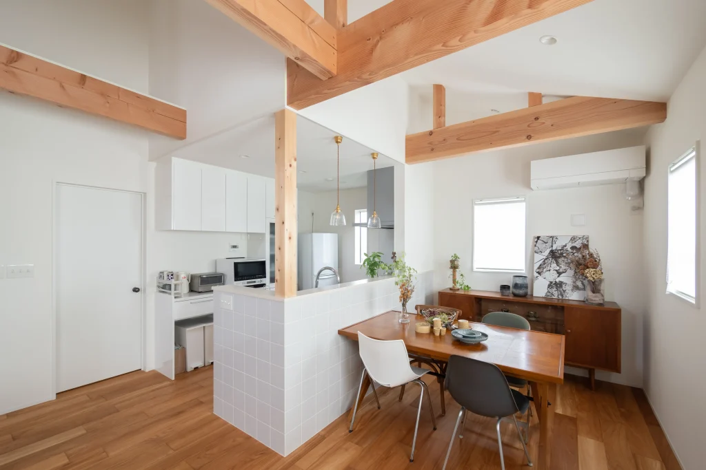 勾配天井×梁見せの空間にヴィンテージ家具が映えるダイニング。