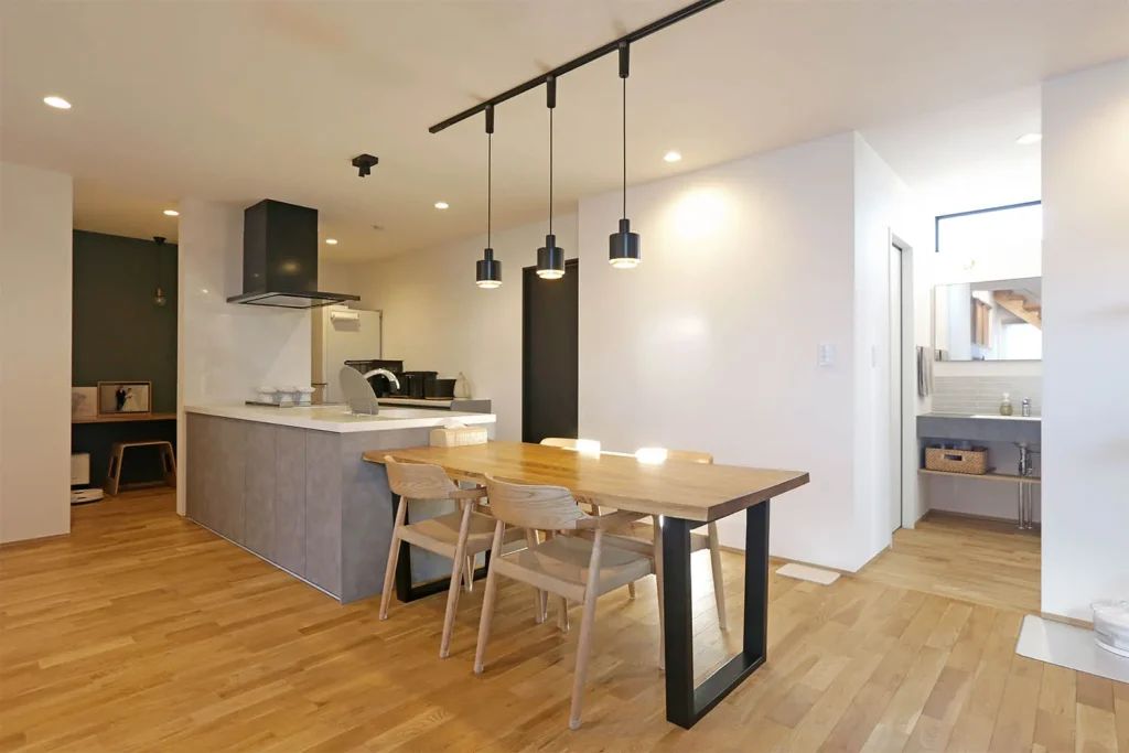 配膳がスムーズな、キッチンと横並びのレイアウトが人気。