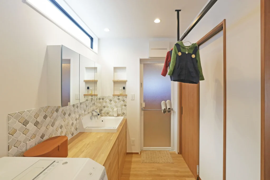 脱衣所なら洗濯機からの動線が最短。来客時も目につきにくい。