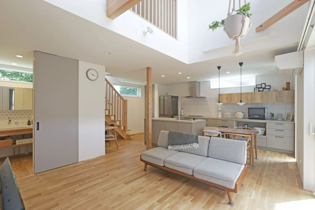 吹き抜けの明るく広々としたLDK。2階とのコミュニケーションも取りやすい。