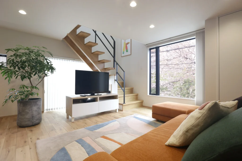 桜の見える2階リビング。視線を気にせずゆっくり景色を楽しめる。