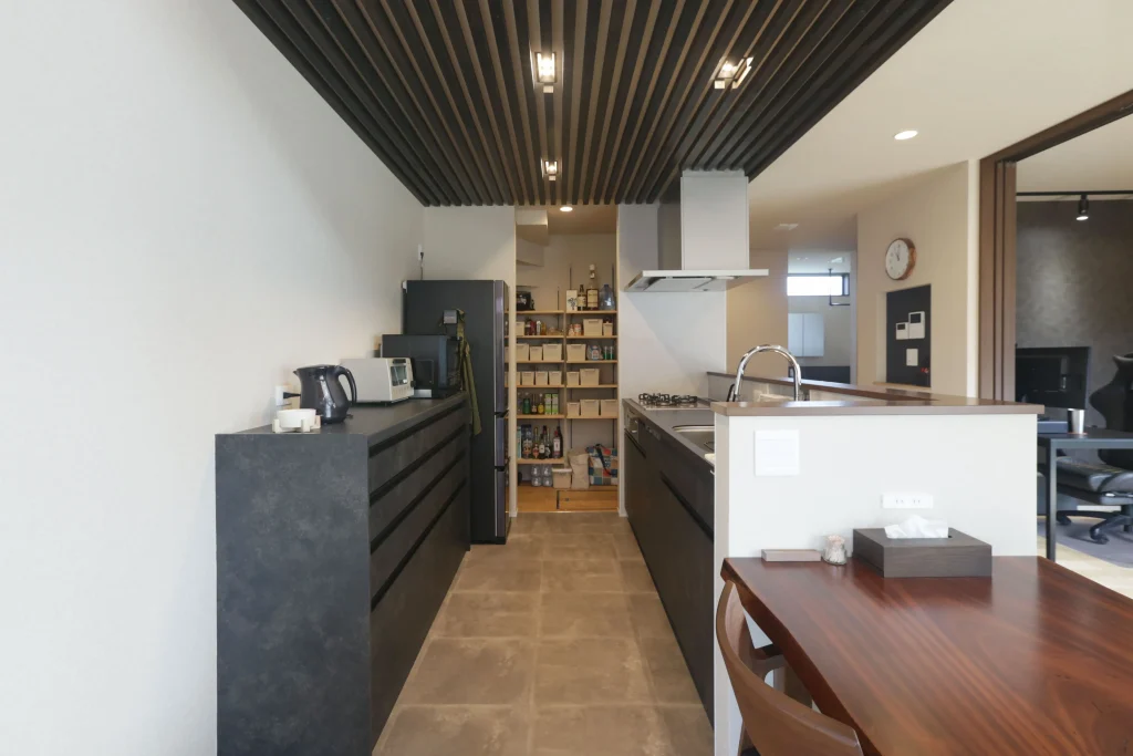 通り抜けられるパントリーは、買い物帰りの動線が◎