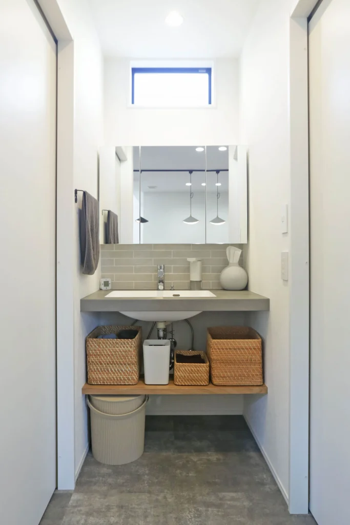 隠す収納と使い勝手を両立できるミラーキャビネット。ハイサイドライトで自然光を取り入れて。