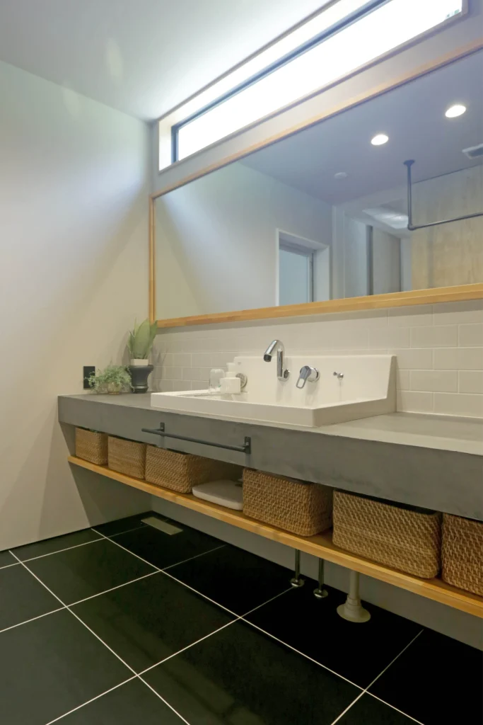 幅広洗面台なら、忙しい朝も家族みんながゆったり使えて嬉しい。