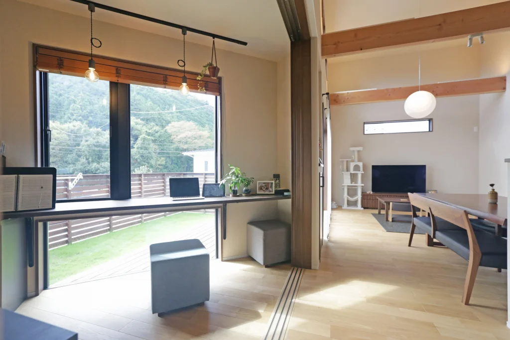 庭を眺めながらゆっくり作業。引き戸でLDKと仕切ることも可能。